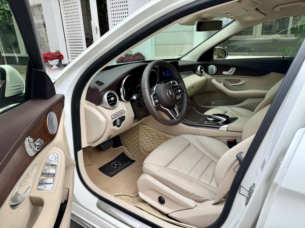Mercedes-Benz C200 Exclusive 2020 – Đỉnh Cao Sang Trọng – ODO 48.000km – Giá Chỉ 1,099 Tỷ VNĐ tại KN Luxury - Hình ảnh 2