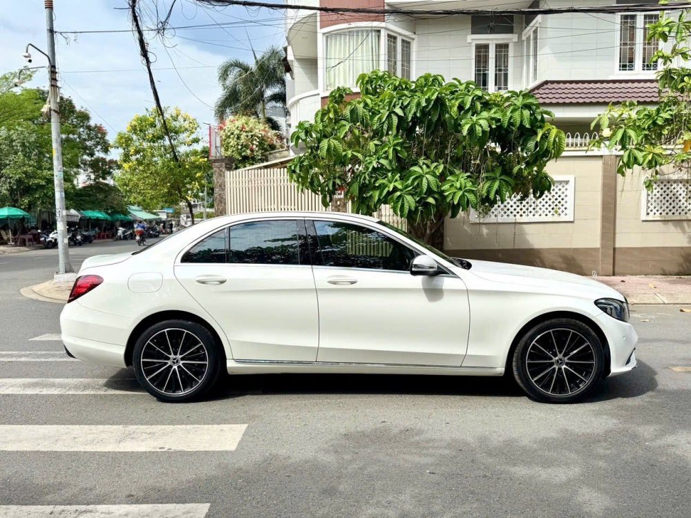 Mercedes-Benz C200 Exclusive 2020 – Đỉnh Cao Sang Trọng – ODO 48.000km – Giá Chỉ 1,099 Tỷ VNĐ tại KN Luxury - Hình ảnh 9