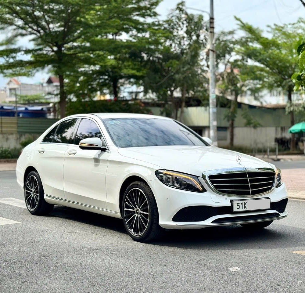 Mercedes-Benz C200 Exclusive 2020 – Đỉnh Cao Sang Trọng – ODO 48.000km – Giá Chỉ 1,099 Tỷ VNĐ tại KN Luxury