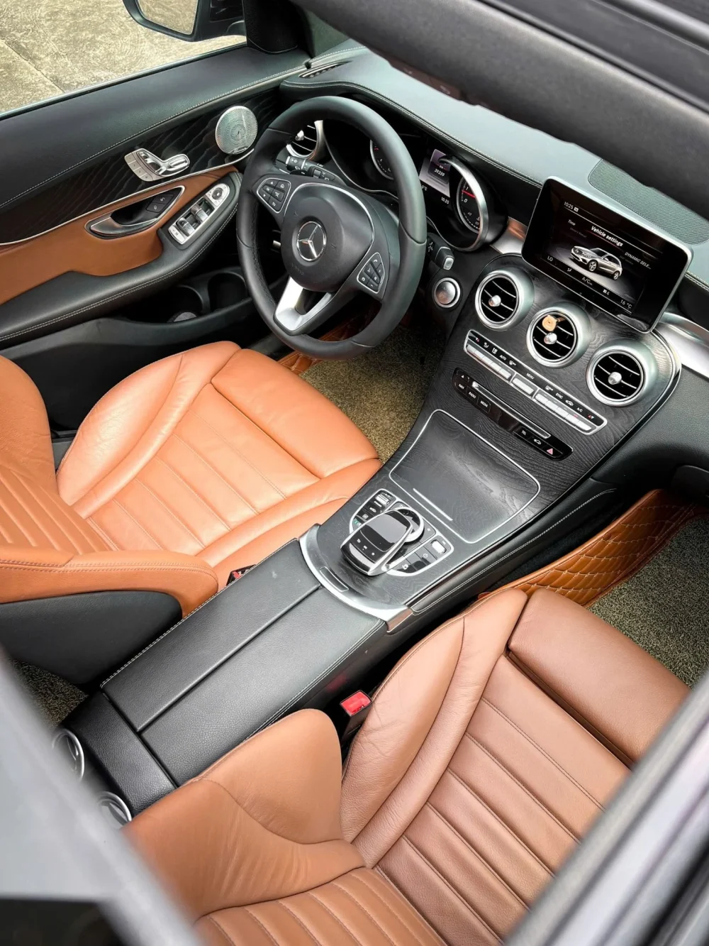 Mercedes-Benz GLC 300 4Matic 2018: SUV Hạng Sang Cũ Đáng Mua tại KN Luxury – ODO 45.000km - Hình ảnh 5