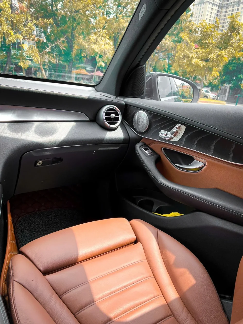 Mercedes-Benz GLC 300 4Matic 2018: SUV Hạng Sang Cũ Đáng Mua tại KN Luxury – ODO 45.000km - Hình ảnh 9