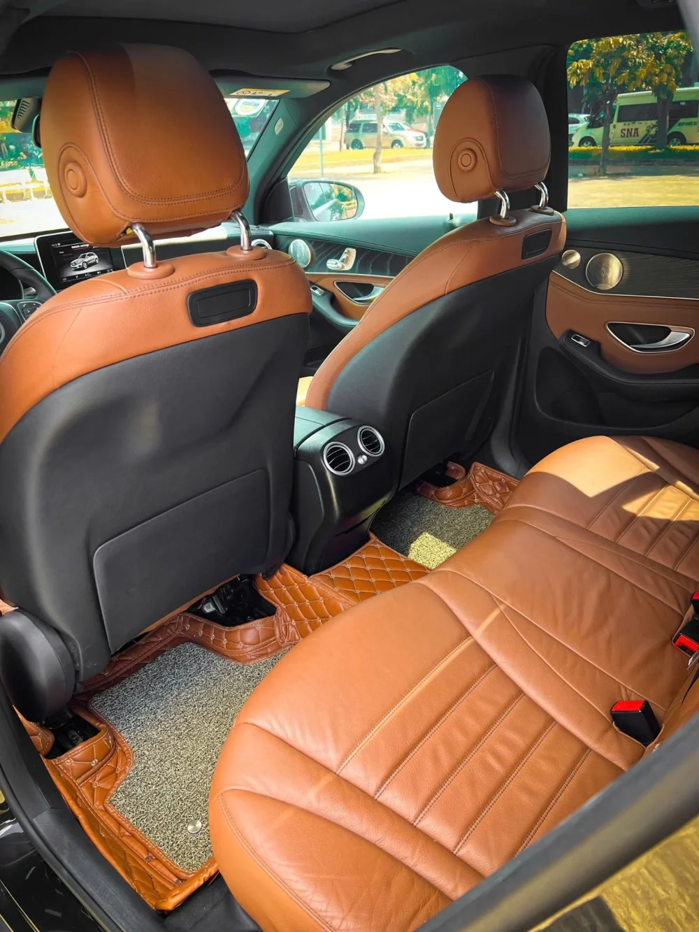 Mercedes-Benz GLC 300 4Matic 2018: SUV Hạng Sang Cũ Đáng Mua tại KN Luxury – ODO 45.000km - Hình ảnh 4