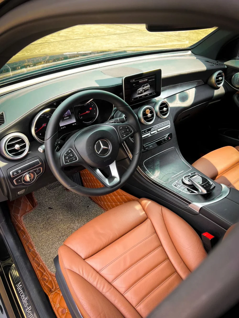 Mercedes-Benz GLC 300 4Matic 2018: SUV Hạng Sang Cũ Đáng Mua tại KN Luxury – ODO 45.000km - Hình ảnh 3